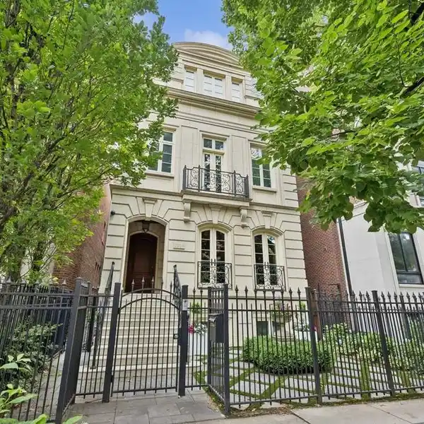 EXTRAORDINARY HOME IN THE HEART OF LINCOLN PARK