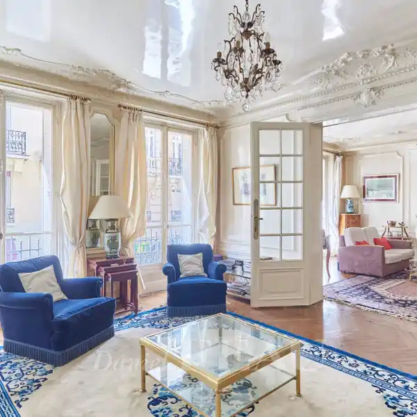 PARTICULARLY BRIGHT DUAL-ASPECT APARTMENT