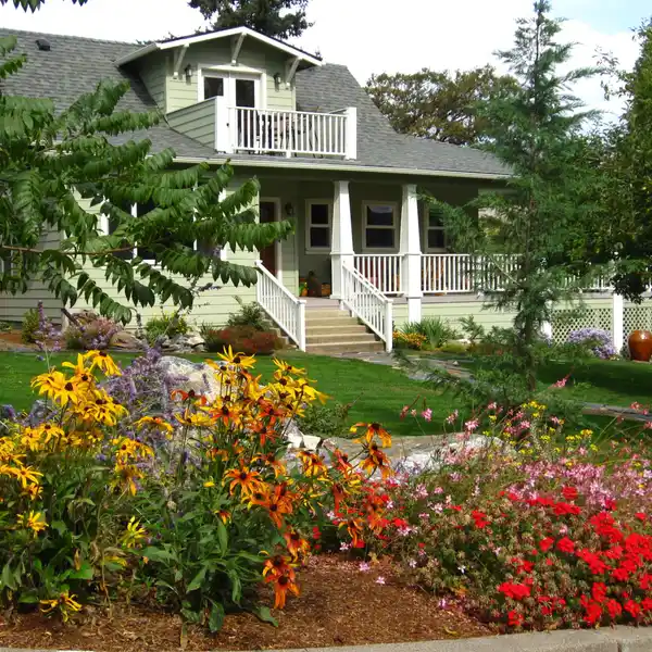 AWARD-WINNING HISTORIC HOME WITH GUESTHOUSE