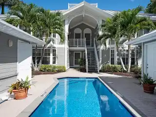 Stylish Unit in Prime Gulfwalk Location