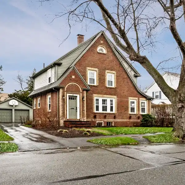 IMPECCABLE BRIGHT AND OPEN HOME