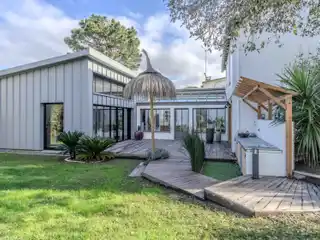 Contemporary Villa in a Peaceful Setting