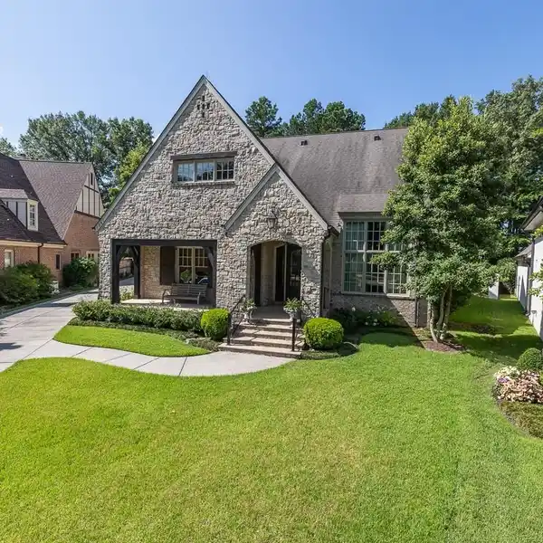 EXCEPTIONAL SPACE AND STYLE
