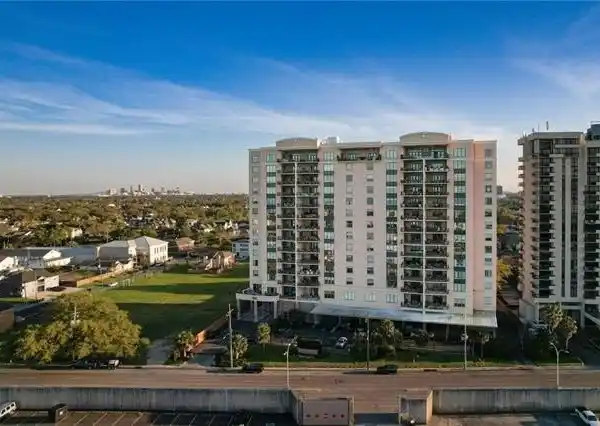 METICULOUSLY MAINTAINED MARSEILLES CONDO