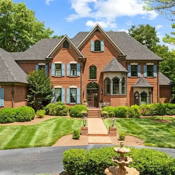 EXECUTIVE HOME IN A PRESTIGIOUS GATED COMMUNITY