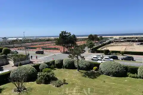 Stylish Seaside Retreat Near Beach