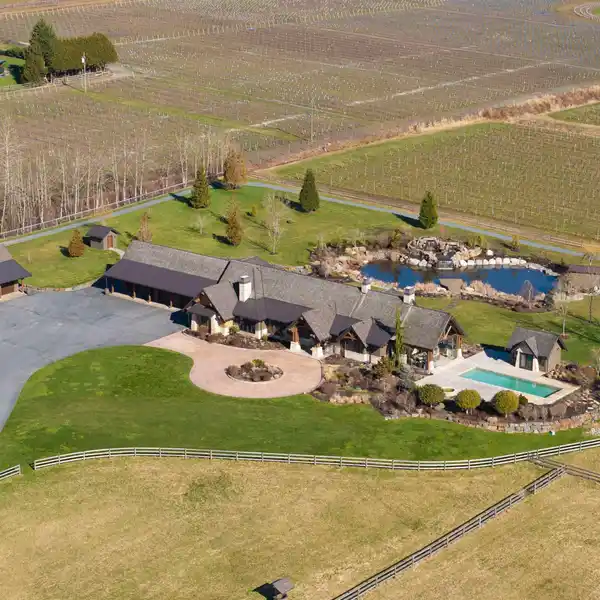 PRIVATE EQUESTRIAN ESTATE IN CAMPBELL VALLEY