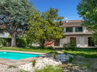 Architect-designed Oasis with Pool Near City