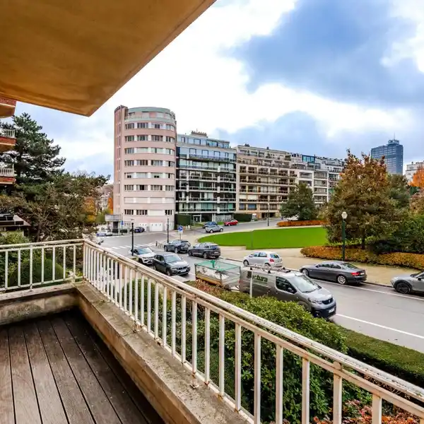 FIRST FLOOR FLAT IN AN ELEGANT BUILDING
