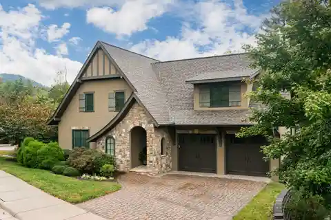 European-Style Cottage in a Picturesque Setting