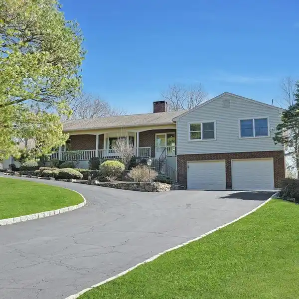 SPRAWLING RANCH IN A PEACEFUL NEIGHBORHOOD