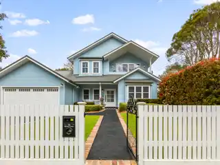Stunning Residence Opposite Glenbrook Lagoon