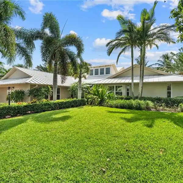 LIVE THE ULTIMATE FLORIDA LIFESTYLE