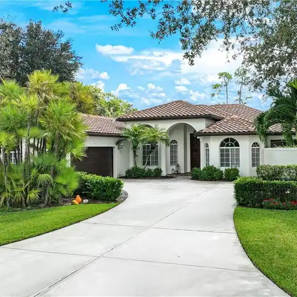 EXQUISITE HOME IN VIBRANT WILSHIRE LAKES