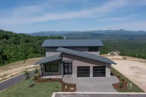 Luxury Living an an Exclusive Mountaintop Enclave
