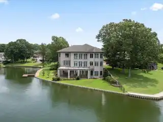 Stunning Lakefront Home in Lakeland