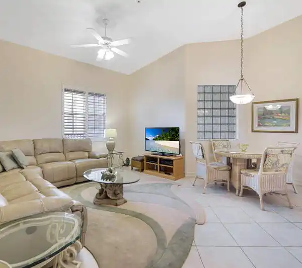 AIRY TOP-FLOOR CONDO WITH ELEVATOR AND SUNSET VIEWS