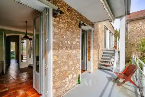 Classic Montretout Home with Wine Cellar