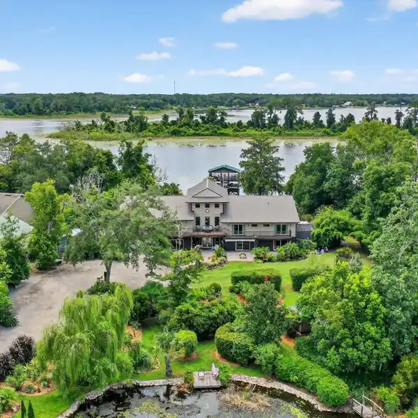 ONE-OF-A-KIND LUXURY LAKEFRONT ESTATE