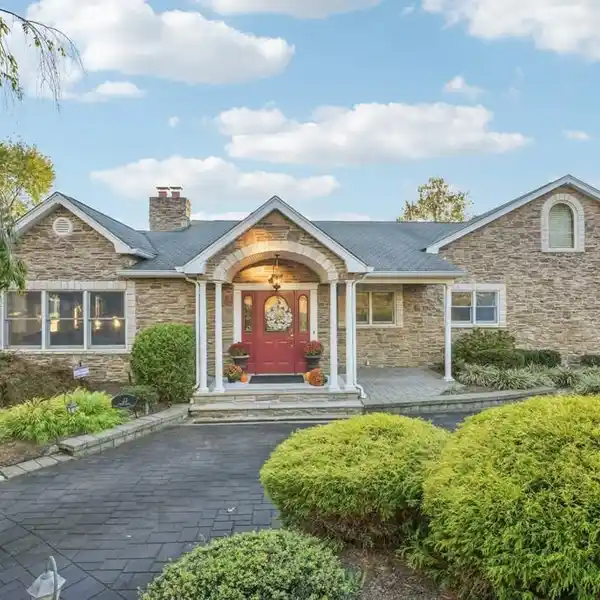 ELEGANT SIMPLICITY ON A LANDSCAPED LOT