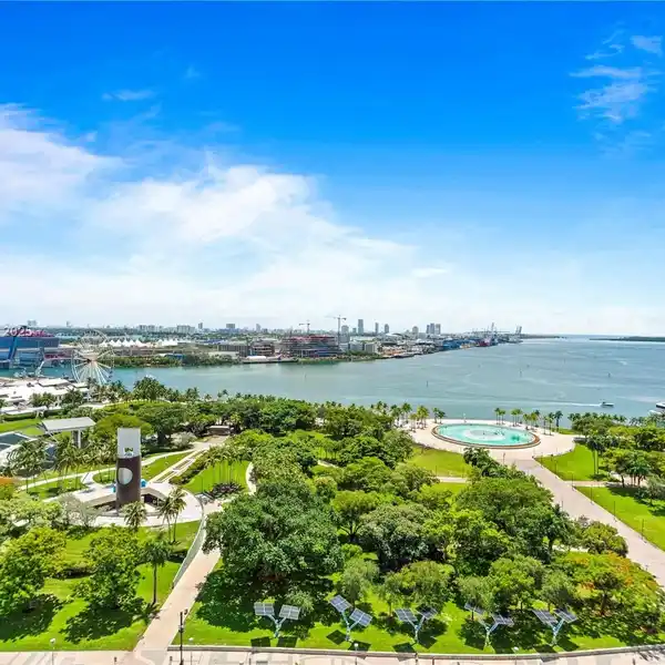 WRAPAROUND BALCONY WITH ICONIC BAY AND CITY VIEWS