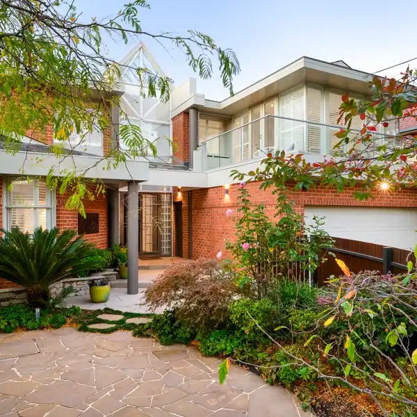 BREATHTAKING ARCHITECT-DESIGNED PROPERTY