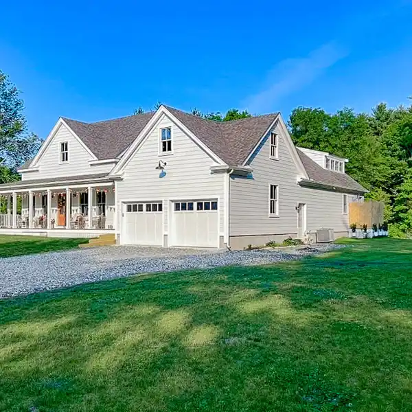 DISCOVER COASTAL FARMHOUSE LIVING...