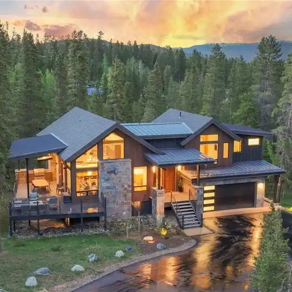 ELEVATED MOUNTAIN LIVING MINUTES FROM DOWNTOWN