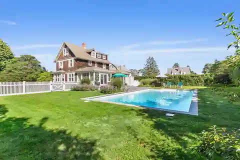 Six Bedroom Country Traditional Home for Rent