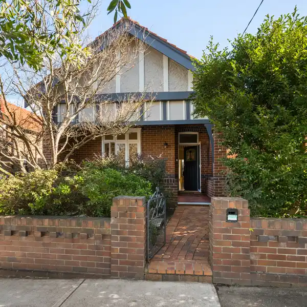SINGLE-LEVEL FEDERATION HOME ON A DESIRABLE STREET