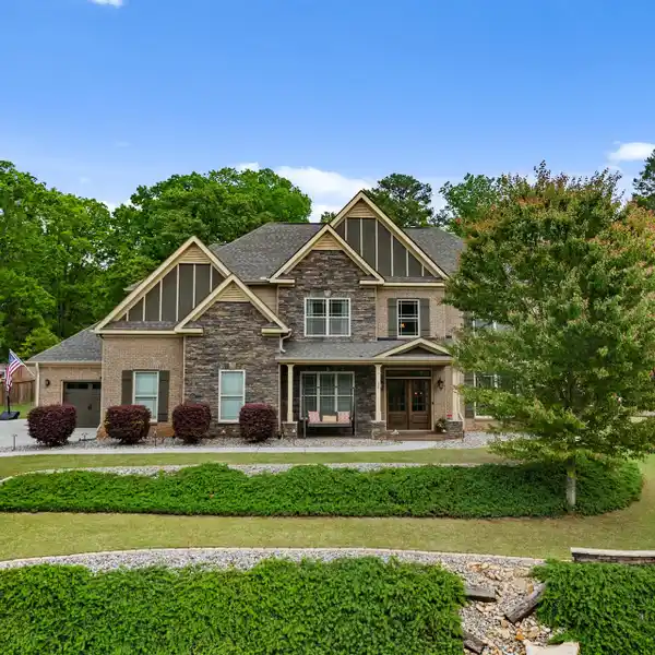 STATELY HOME IN THE HEART OF SIMPSONVILLE