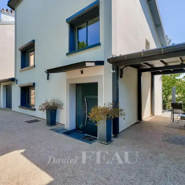 BEAUTIFULLY APPOINTED HOME WITH WOOD-BURNER CHARM