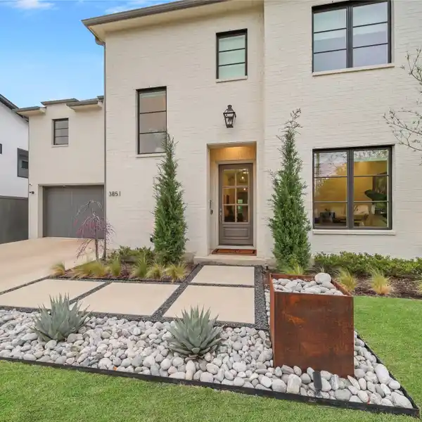 CONTEMPORARY PRIVATE OASIS