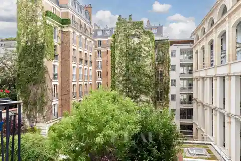 Modern Living Close to Iconic Paris Landmarks