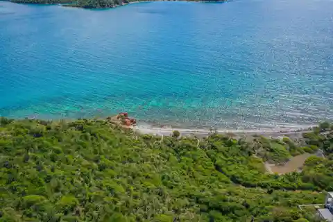 Sprawling Waterfront Oasis Property in Fortsberg