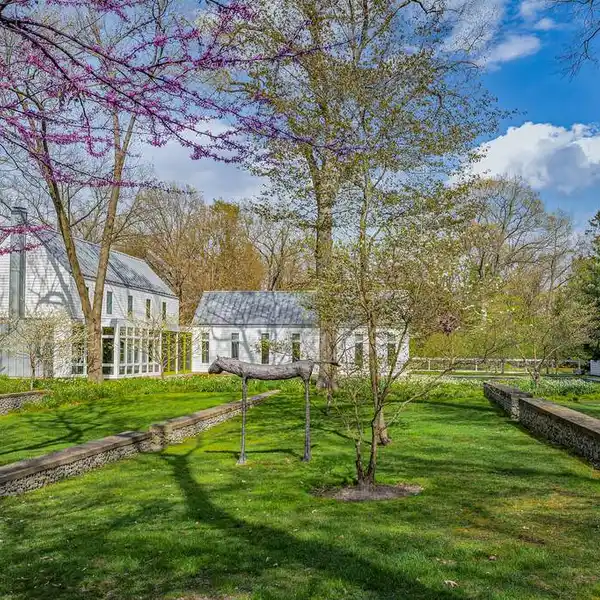 MODERNIST HOME IN TIMBER LANE ESTATES