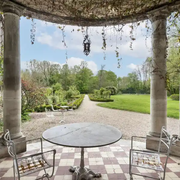 MAJESTIC PROPERTY WITH A LANDMARKED PARK
