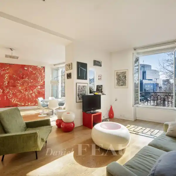 BEAUTIFUL LIGHT-FILLED APARTMENT