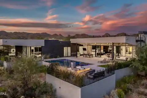 Integrated Technology in Modern Desert Retreat