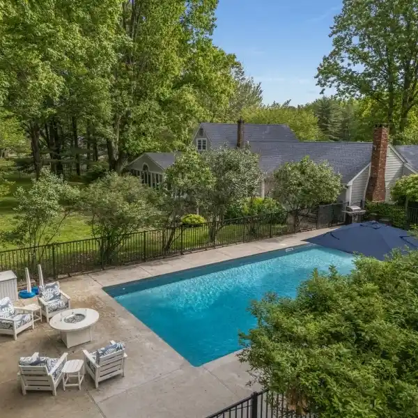 SPRAWLING COLONIAL FARM RANCH