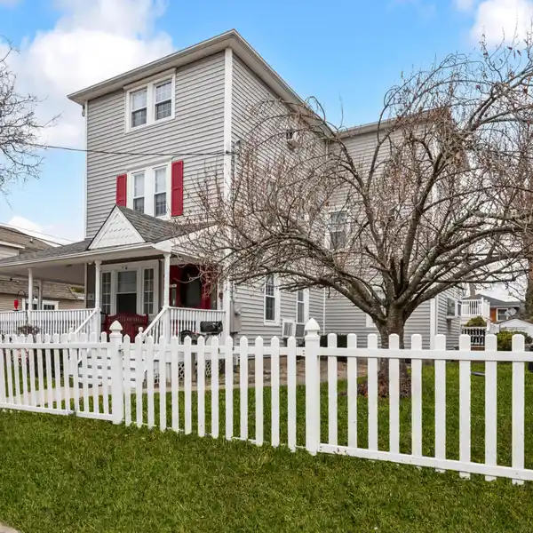 SPACIOUS HOME FIVE BLOCKS TO THE BEACH