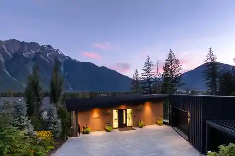 Exquisite Mountain Estate with Resort-style Amenities Near One of Canada’s Top Golf Courses