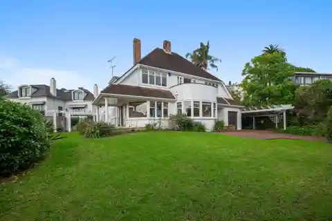 Prime Position on a Coveted Stretch of Shoreline