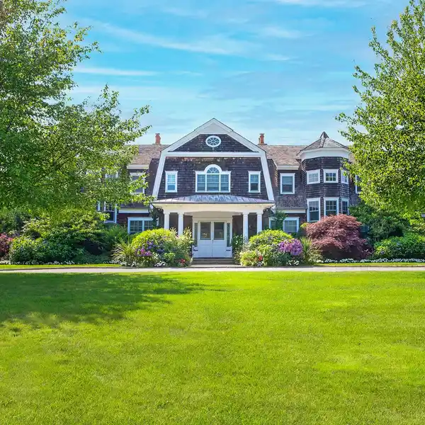 FABULOUS HAMPTONS ESTATE - A SINGULAR RENTAL