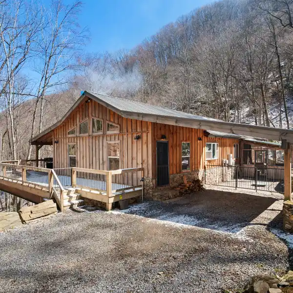 RUSTIC RANCH HOME ON 143 ACRES