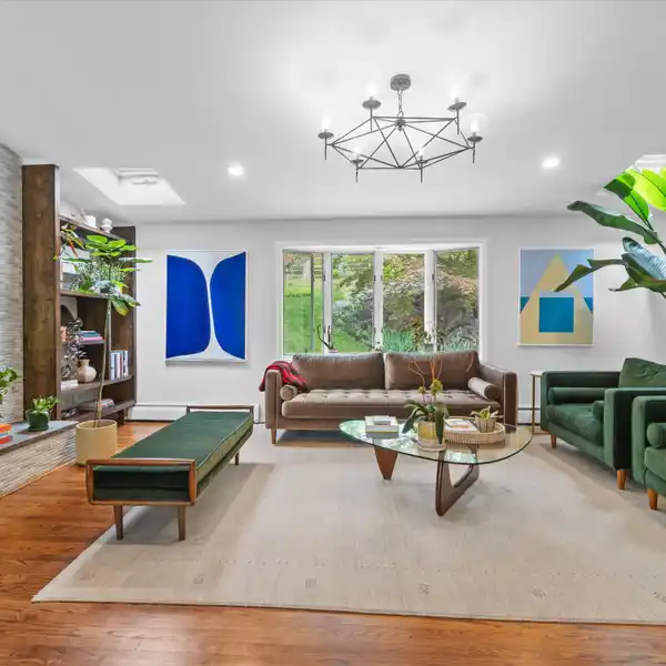 INDOOR COMFORT WITH AN EXCEPTIONAL OUTDOOR RETREAT