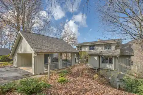 Beautifully Updated Cottage in the Champion Hills Golf Community