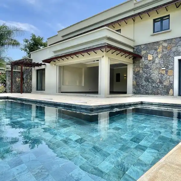 SPACIOUS BLACK RIVER VILLA WITH POOL AND GARDEN