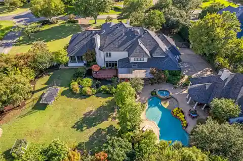 Extraordinary Private Estate in a Prestigious Neighborhood