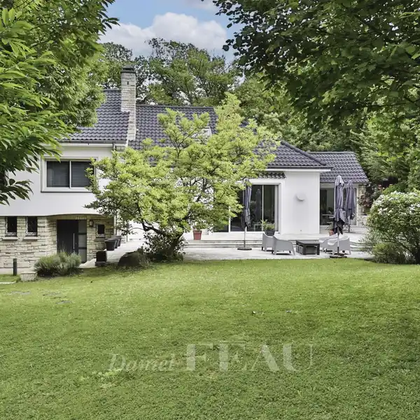 REFINED CONTEMPORARY LIVING IN A GREEN SETTING